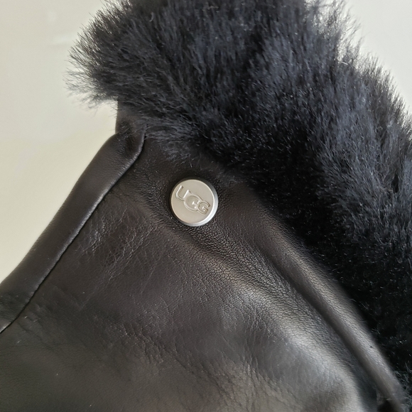 UGG
Genuine Dyed Shearling Trimmed Leather Gloves - Picture 3 of 5